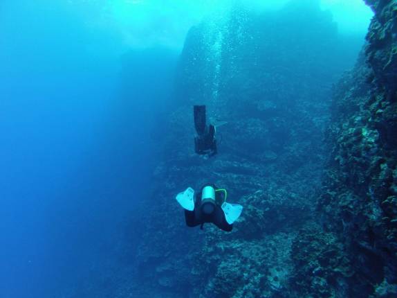 Explorando uma enorme parede com mais de 40 metros de altura durante mergulho na Ilha da Páscoa, território chileno no meio do Oceano Pacífico